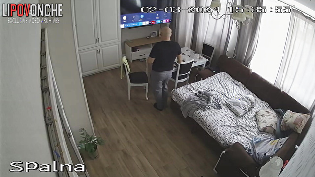 Bald guy jerking off on face-fuck video (hidden cam)