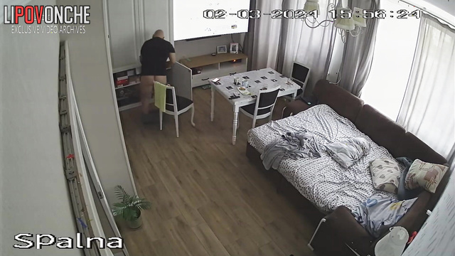 Bald guy jerking off on face-fuck video (hidden cam)