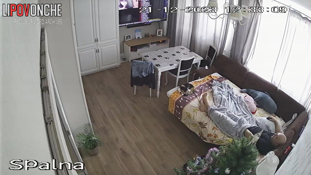 Bald guy watching porn and jerking off (he likes blowjob videos)