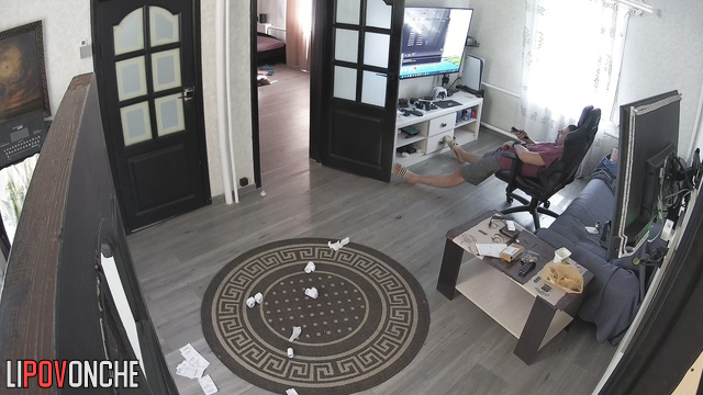 Man jerks off to his homemade porn in the living room