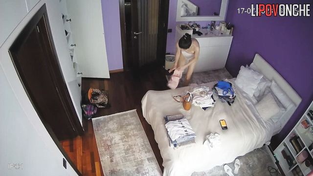 Skinny lady wants to dress pretty sexy (video from bedroom)