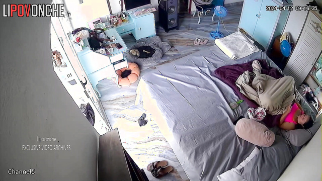 Babe having fun with herself as best she can (hidden cam)
