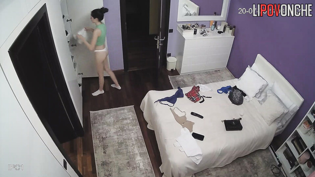 Babe wants to dress sexy for last school party