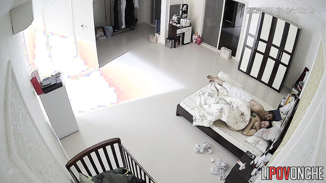 Lovers enjoy 69 in the bed (when her husband is not at home)