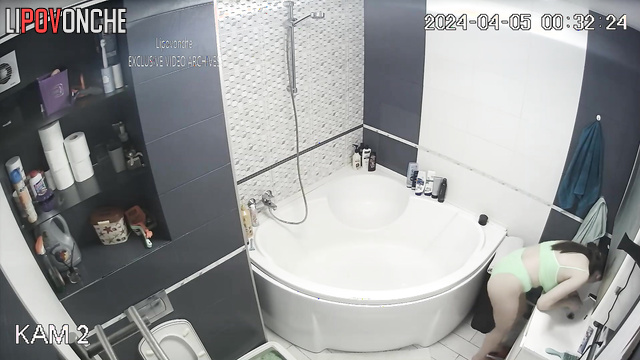 Couple taking bath together (watch this cool video)