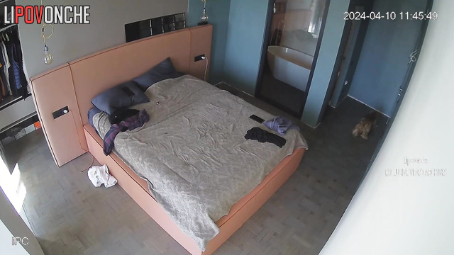 Naked couple having fun in the hotel (hidden cam)