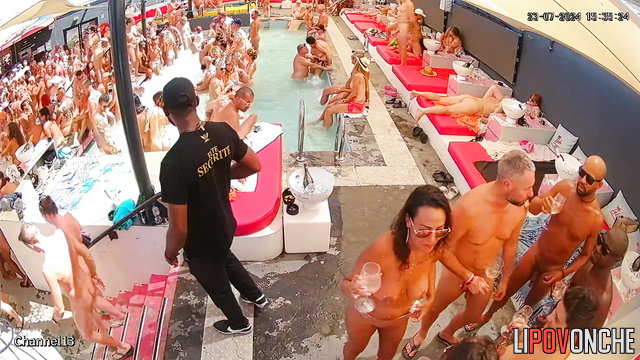 Pool party ended very unusual (watch this awesome tape)
