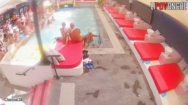 Woman getting cunni right in the pool (dirty adult party)