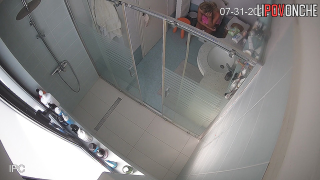 Naked blonde peeing and doesn’t suspect that she’s being filmed