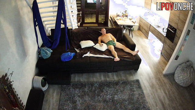 Big pumped guy fucking sexy skinny girl in the living room