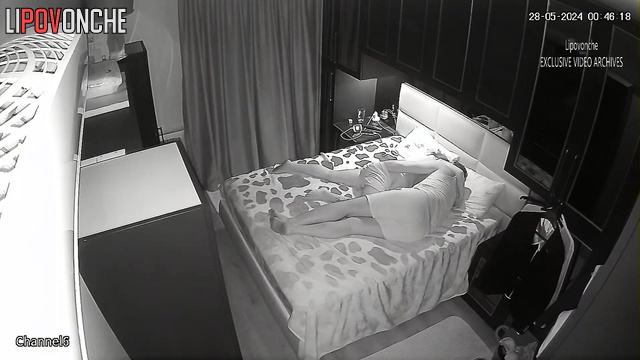 The couple hit on each other and fucked on the bed