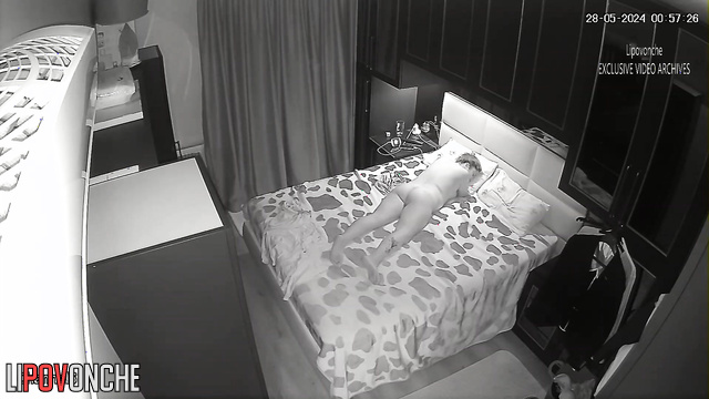 The couple hit on each other and fucked on the bed