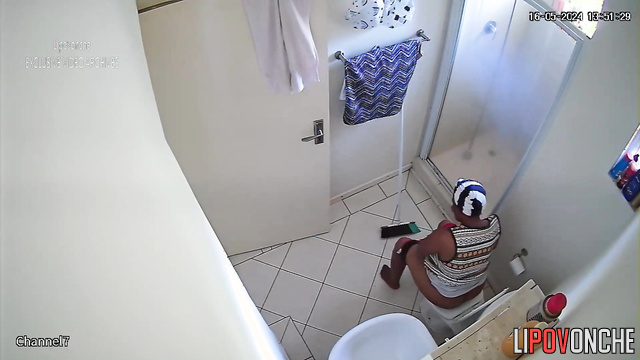 Black milf peeing in the toilet - solo hidden tape