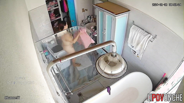 Big beauty woman showering her juicy body right now
