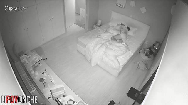 Bearded guy enjoying cunt his girlfriend in the bed