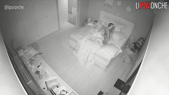 Bearded guy enjoying cunt his girlfriend in the bed