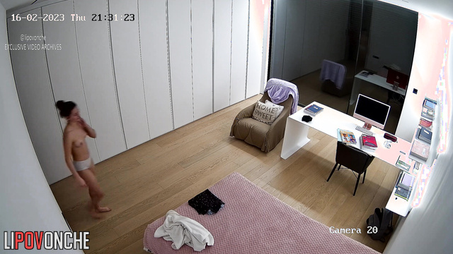 Usual routine of a single lady / bedroom hidden cam