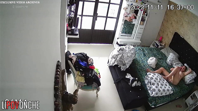 Funny bedroom routine between two naked relatives