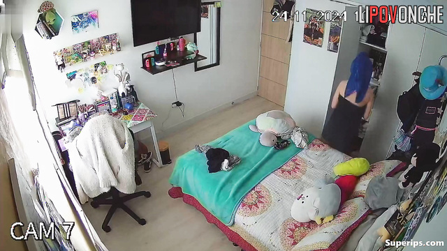 Her friend fixed a hidden cam in her room (and makes bad things)
