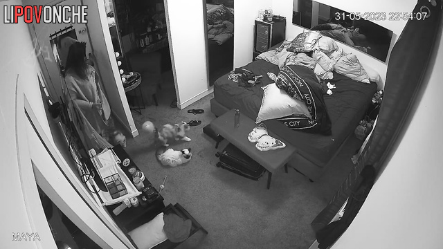 Guy came to her house to fuck her hard (hidden video)