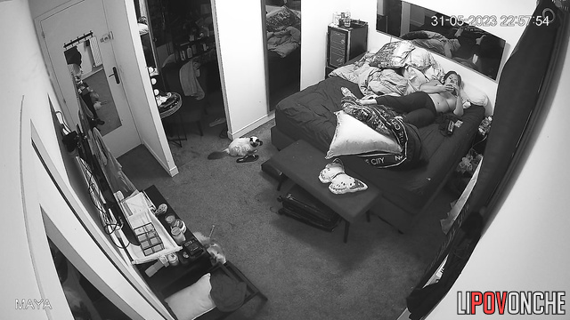 Guy came to her house to fuck her hard (hidden video)