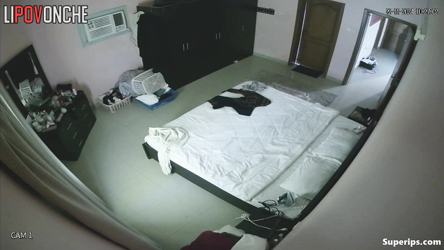 Brunette losing her virginity right now, live video