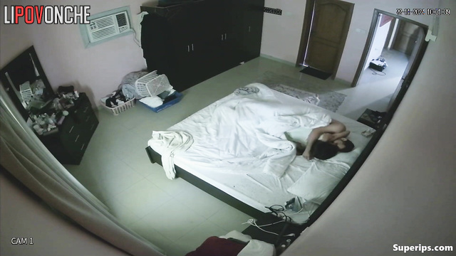 Brunette losing her virginity right now, live video