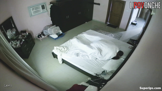 Brunette losing her virginity right now, live video