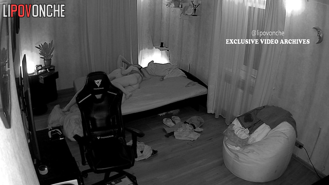 Long oral sex session on the dirty bed / hidden video