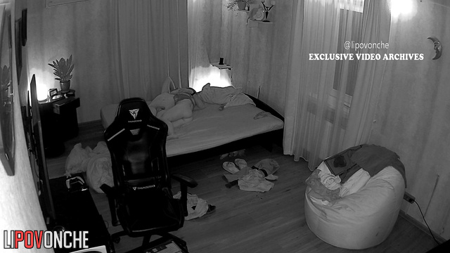 Long oral sex session on the dirty bed / hidden video