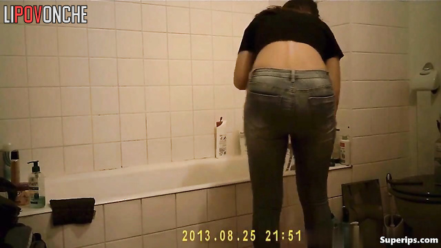She masturbating under the running tap (live video)
