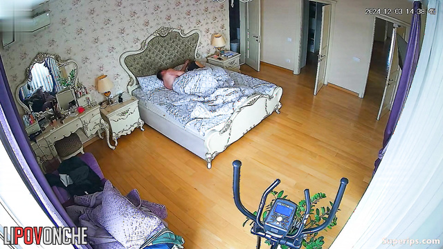 Couple fucking in the huge luxury bedroom (hidden video)