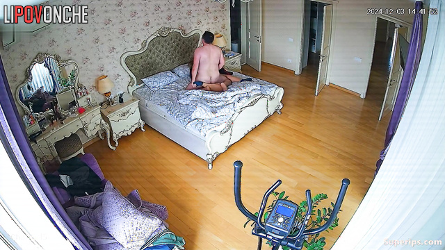 Couple fucking in the huge luxury bedroom (hidden video)