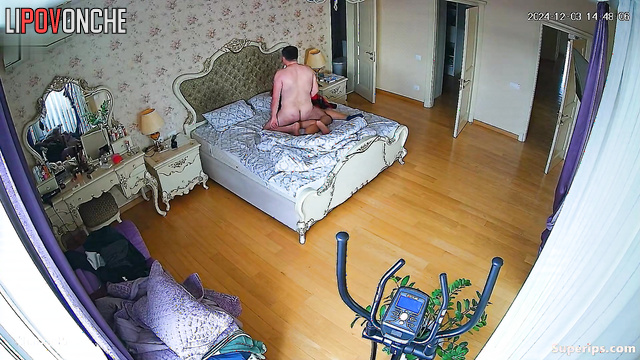 Couple fucking in the huge luxury bedroom (hidden video)