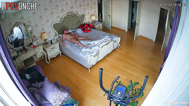 Couple fucking in the huge luxury bedroom (hidden video)