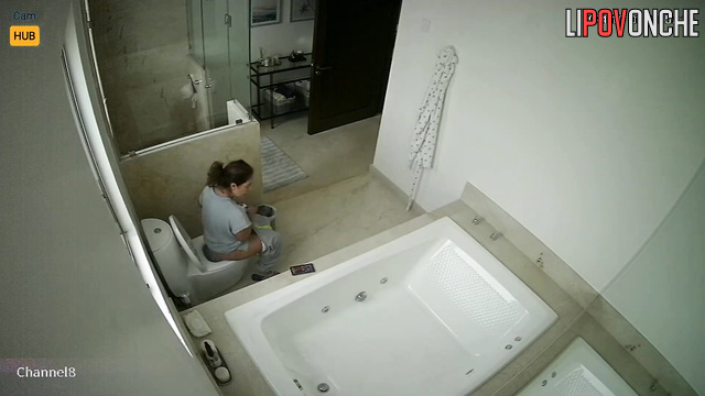 Relative watching her peeing right now, bathroom video