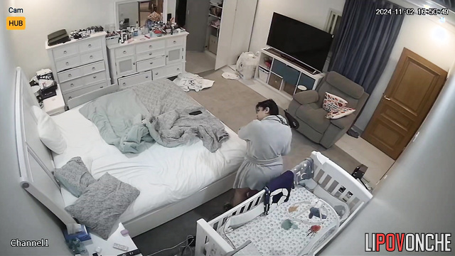 Naked chubby brunette drying her hair - live video