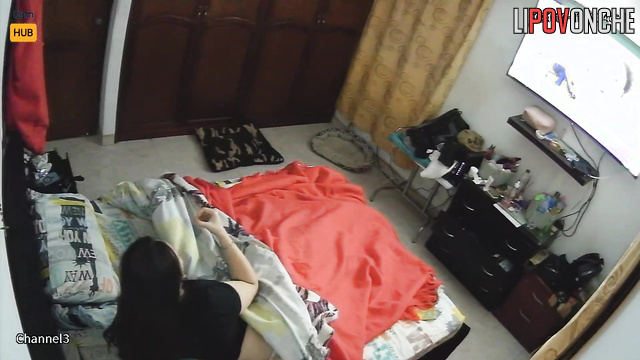 They choose sex with a condom (home bedroom video)