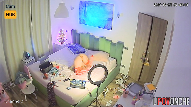 Cheap webcam slut earning money right now (with her pussy)