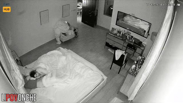 They choose sex instead of watching TV (hidden video)