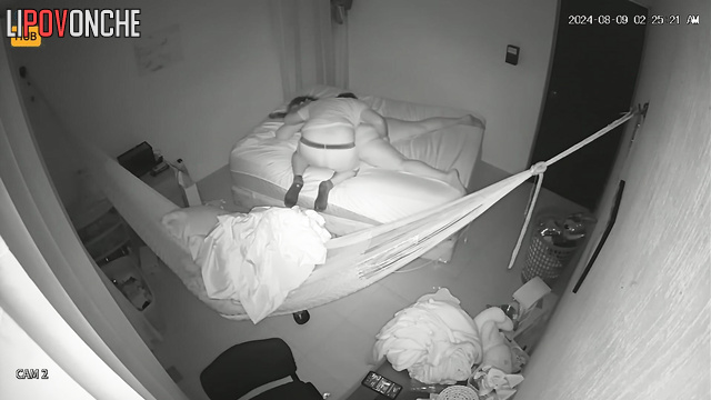 Guy decided to lick her ass before sleep - watch