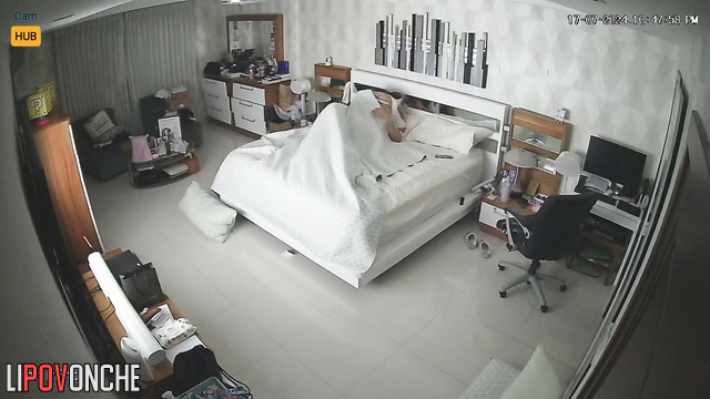 He feeling his cock deeply inside her - hot bedroom video