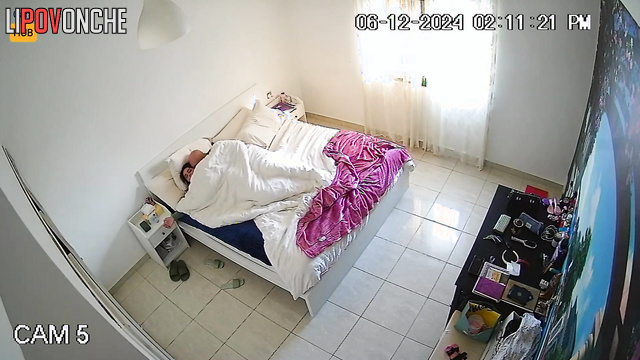 Bald guy versus big beauty woman (cool bedroom video)
