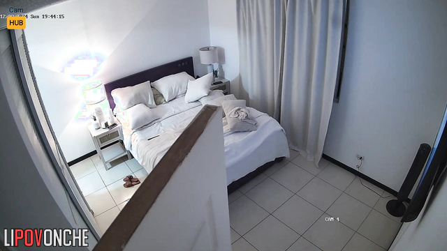Guy stroking her hips so sexy (live bedroom video)