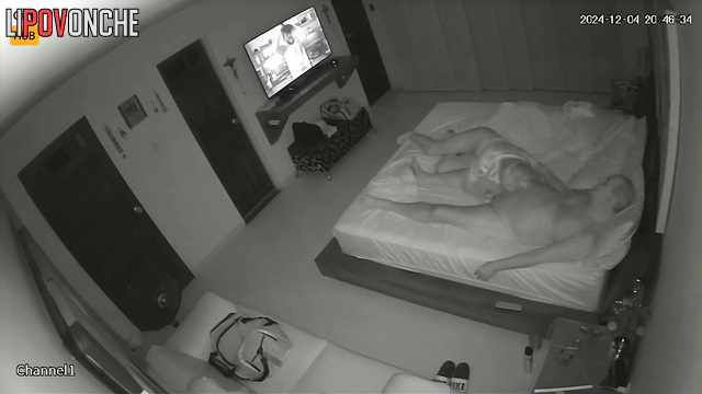 He watching tv and she sucking his cock (hot home video)