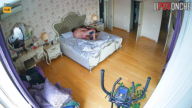 He quickly fucked her and went to work (home video)