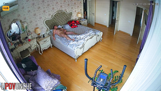 He quickly fucked her and went to work (home video)