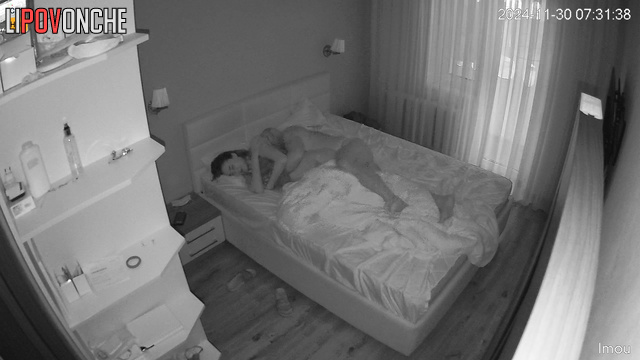 Bald lover entering her sweet (video from their bedroom)