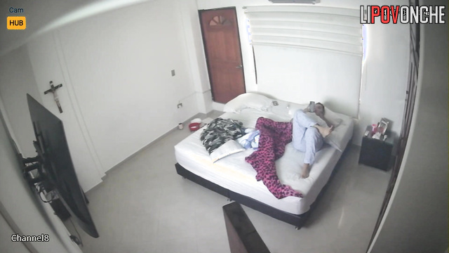 Guy is not interested in this sex, he watching TV