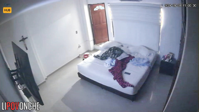 Guy is not interested in this sex, he watching TV
